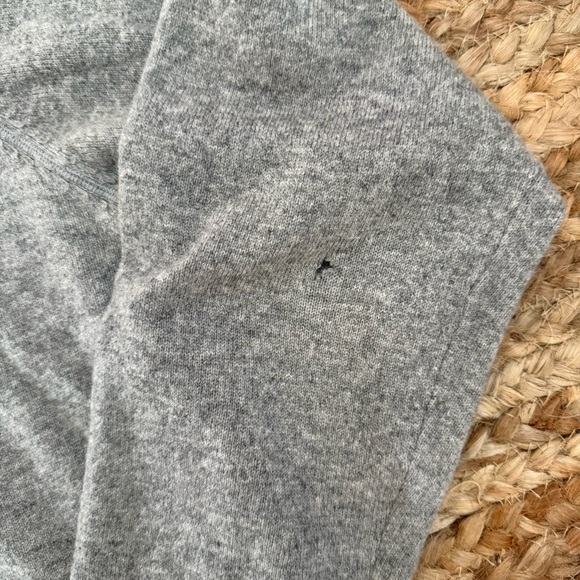 Patagonia Men’s Medium Grey Cashmere V Neck Sweater - Picture 3 of 4